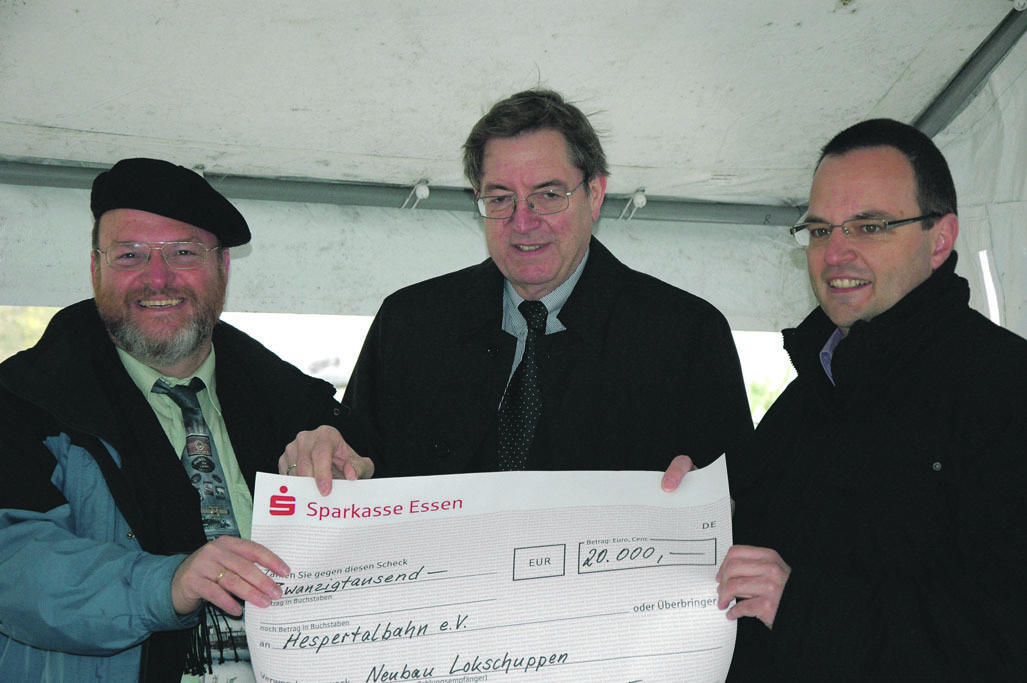 V.l.: Bürgermeister Rolf Fliß, Hans Martz, Vorstandsvorsitzender der Sparkasse Essen und Roland Kirchhoff vom Hespertalbahnverein bei der Übergabe der 20.000-Spende der Sparkasse Essen. Fotos: nico
