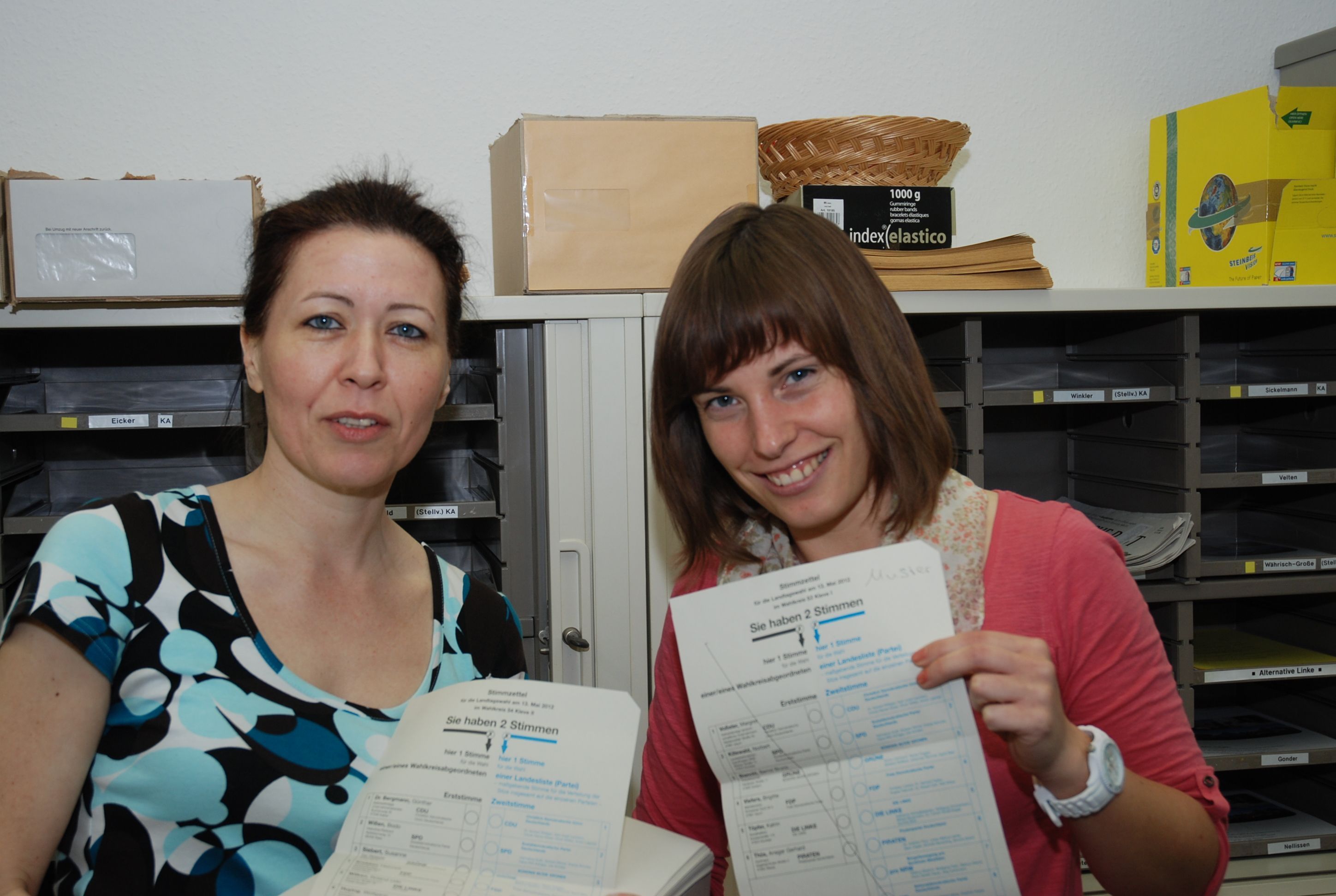 Rund 230.000 Stimmzettel haben Monikas Lamers (li.) und Cristina Windmüller vom Kreiswahlbüro an die Kreiskommunen verteilt. Auf den Stimmzetteln stellen sich jeweils 6 Wahlkreisbewerberinnen und Bewerber für das Direktmandat und 17 Parteien für die Landeslisten in den beiden Wahlkreisen Kleve I und II zur Wahl.