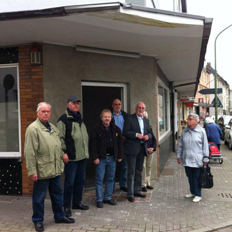 Die Teilnehmer des Bürgerspaziergangs vor dem Eingang des Ladenlokals, das der TVG Holsterhausen für sein neues Projekt umbaut.