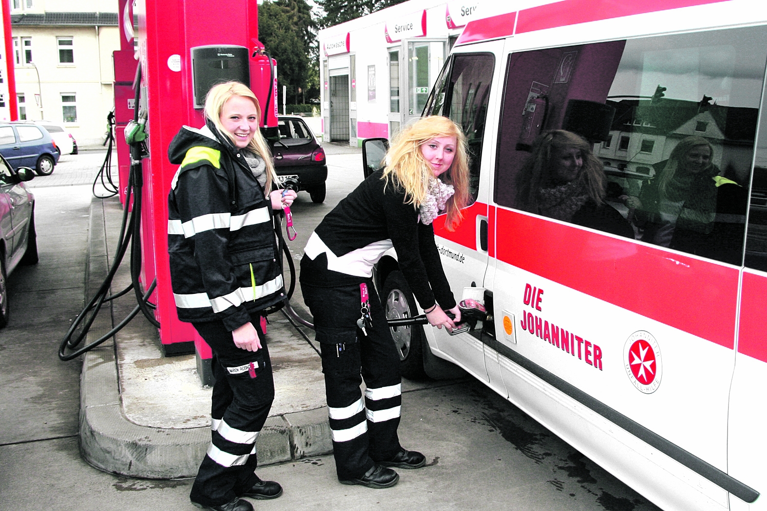 Ohne Bargeld an der Tankstelle: Marion Roskosz (l.) und Jenniver Vogt (r.). Soko-Chefin Martina Seiffert übernahm den Fall.
