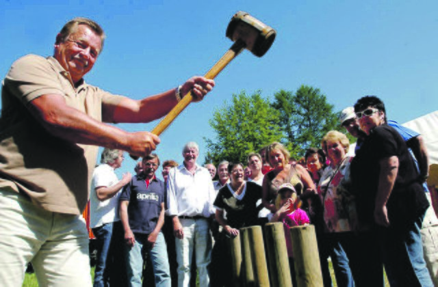 Ausholen und kräftig zuschlagen - beim „Maikloppen“ des Schützenvereins Groppenbruch ist das nicht nur erlaubt, sondern ausdrücklich erwünscht. (Foto: Schütze)