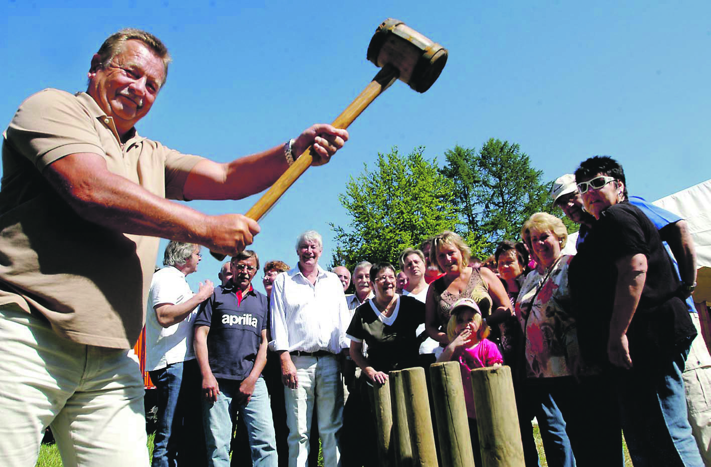 Ausholen und kräftig zuschlagen - beim „Maikloppen“ des Schützenvereins Groppenbruch ist das nicht nur erlaubt, sondern ausdrücklich erwünscht. (Foto: Schütze)