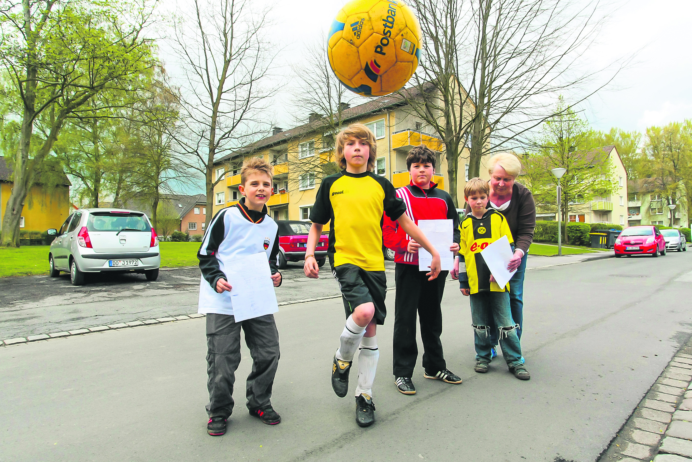 Mit einer Unterschriftenaktion setzen sich (v.l.) Niklas, Leon, Daniel und Robert für einen eigenen Bolzplatz ein. Der Anstoß dazu kam von Karin Pätsch (r.). Foto: Schütze
