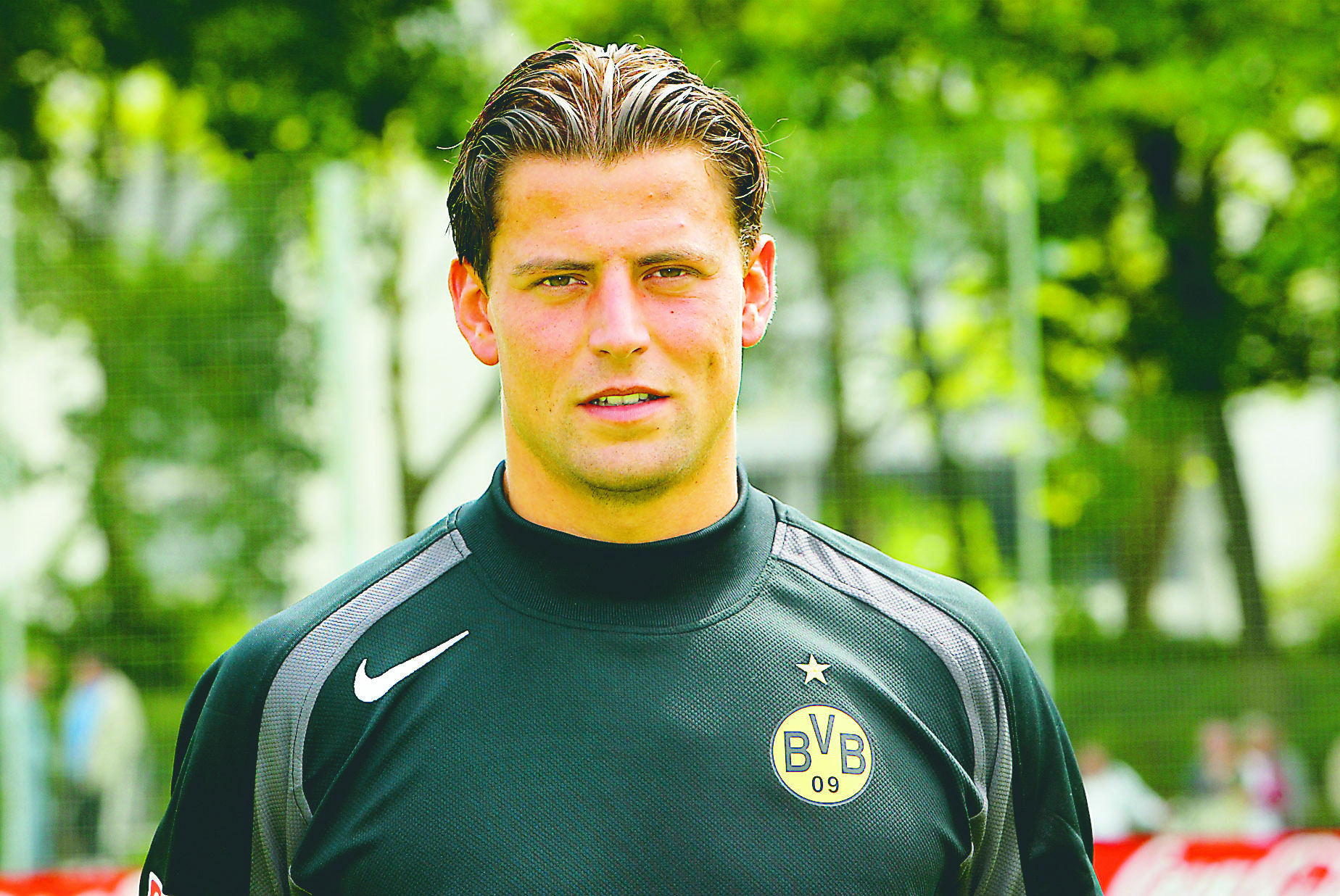 Unterschreibt Autogrammkarten und Trikots: Keeper Roman Weidenfeller.