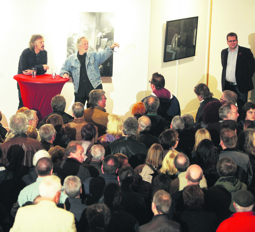 Rund 300 Besucher waren zur Ausstellungseröffnung in die St. Nikolaus-Kirche gekommen. Mit BAP-Frontmann Wolfgang Niedecken plauderte Klaus Voormann.