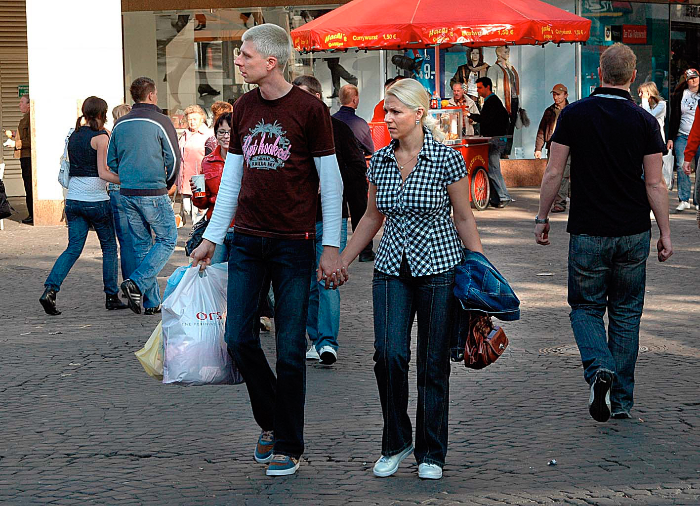 Ein gemeinsamer Einkaufsbummel in der City kann auch Männern Spaß machen.