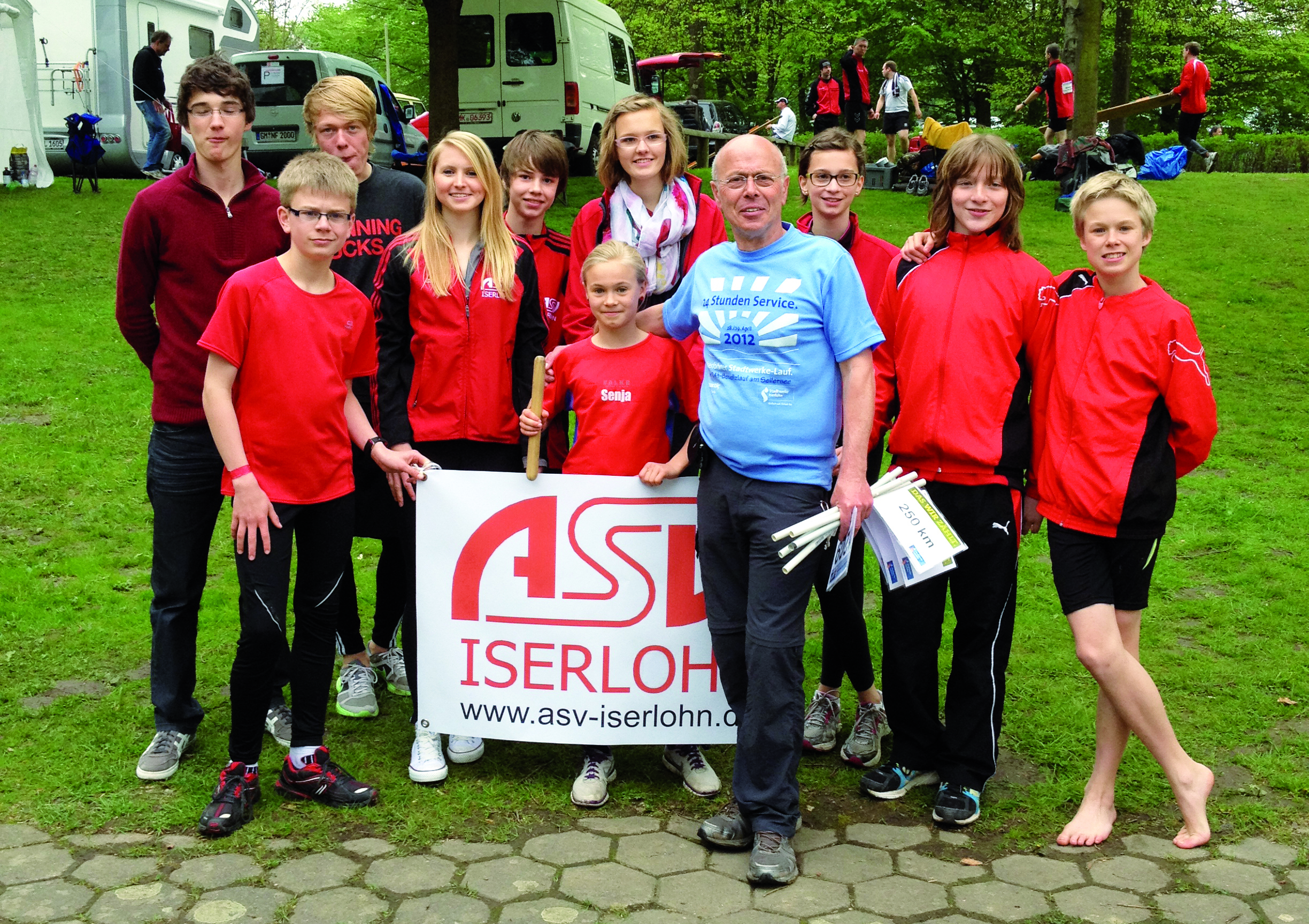 Die Staffelläufer der Startgemeinschaft Iserlohn United mit dem Organisator Bernd Nuß.