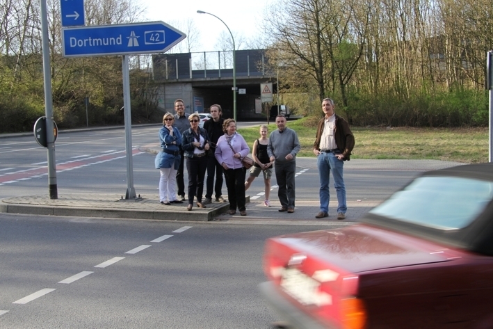 Sven Rickert (hinten) Angelika Groß, Maria Schmidt, Björn Wohlgefahrt, Malgorzata Cierpka, Lüder Thiele und Michael Musbach (v. l. n. r.) haben gemeinsam mit Schülerin Angelina den Schulweg über die A 42-Ausfahrt getestet und ihm eine schlechte Note verpasst.