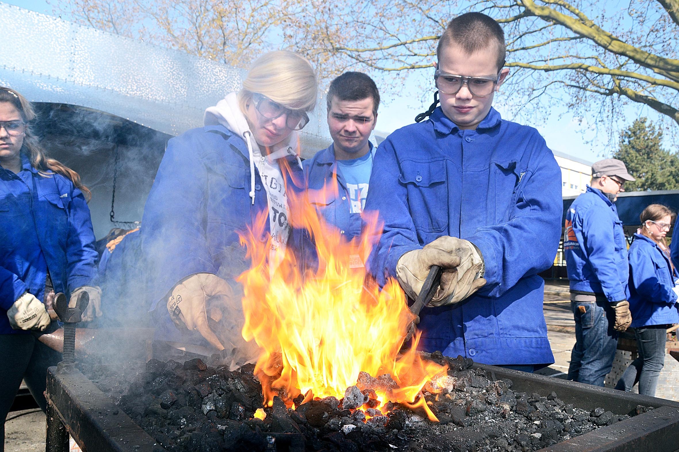 Keine Angst vorm Feuer: den Wickeder Hauptschülern macht die zweitägige Schmiedeaktion mit Andreas Rimkus großen Spaß.