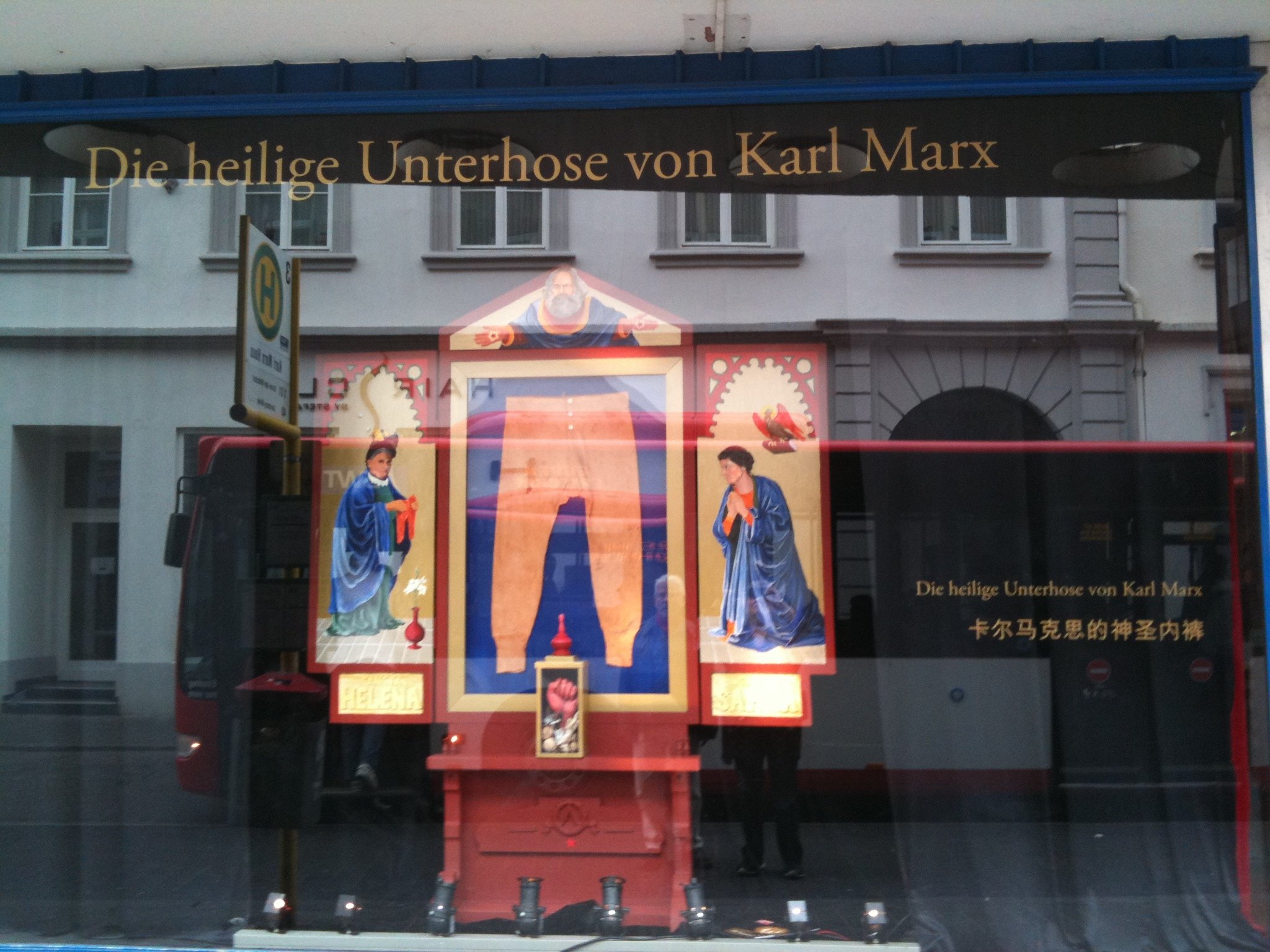 Der Heilige Rock von Jesus und die Unterhose von Karl Marx Düsseldorf