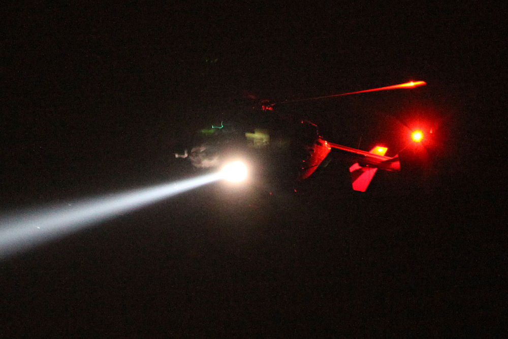 Ein Hubschrauber suchte mit einem Scheinwerfer nach den Tätern.