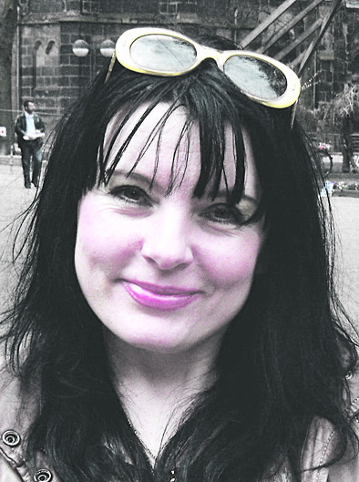 Olena
Segal (42) Künstlerin: Ich finde das Betreuungsgeld sinnvoll. Wenn das Kind ab dem dritten Lebensjahr in den Kindergarten geht, ist das gut für die Erziehung. Dass das Geld Hartz IV-Beziehern abgezogen wird, finde ich schlecht.