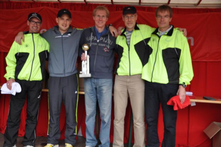 Die schnellst Halbmarathon-Mannschaft stellte der Hamminkelner SV. Werner Kamps hält den Wanderpokal in der Hand.