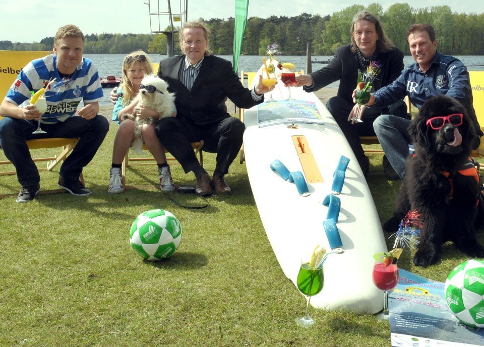 Freuen sich auf einen tollen Tag - v.l.: MSV-Publikumsliebling Tobias Willi, Kids-Reporter Sandrine, Joey Kelly, Moderator Guido Jansen und Frank Skrube (Vorsitzender des Badbetreibers DJK SV Poseidon Duisburg)