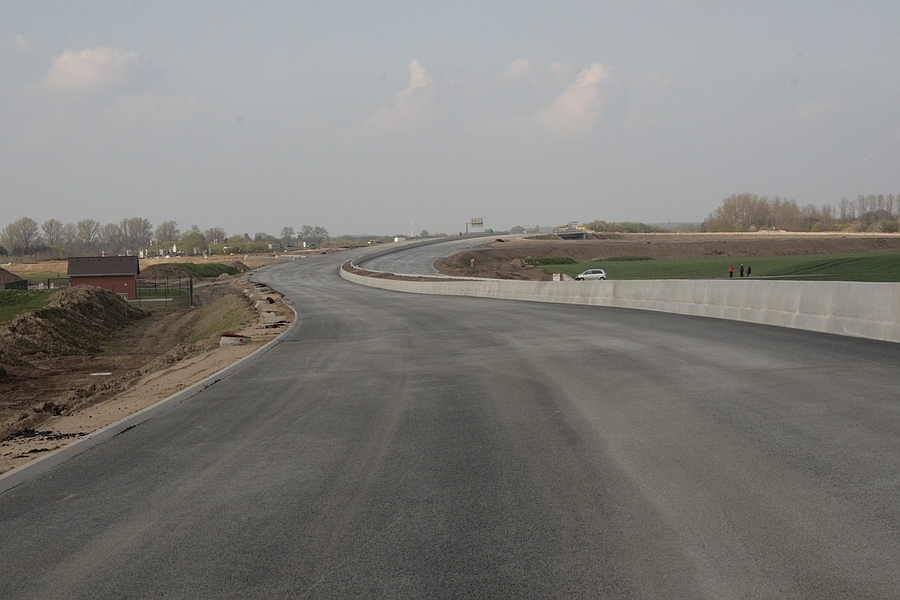 Blick von der Angerbrücke nach Norden. Im HIntergrund die Autobahnbrücke über die A524 Breitscheid-Krefeld