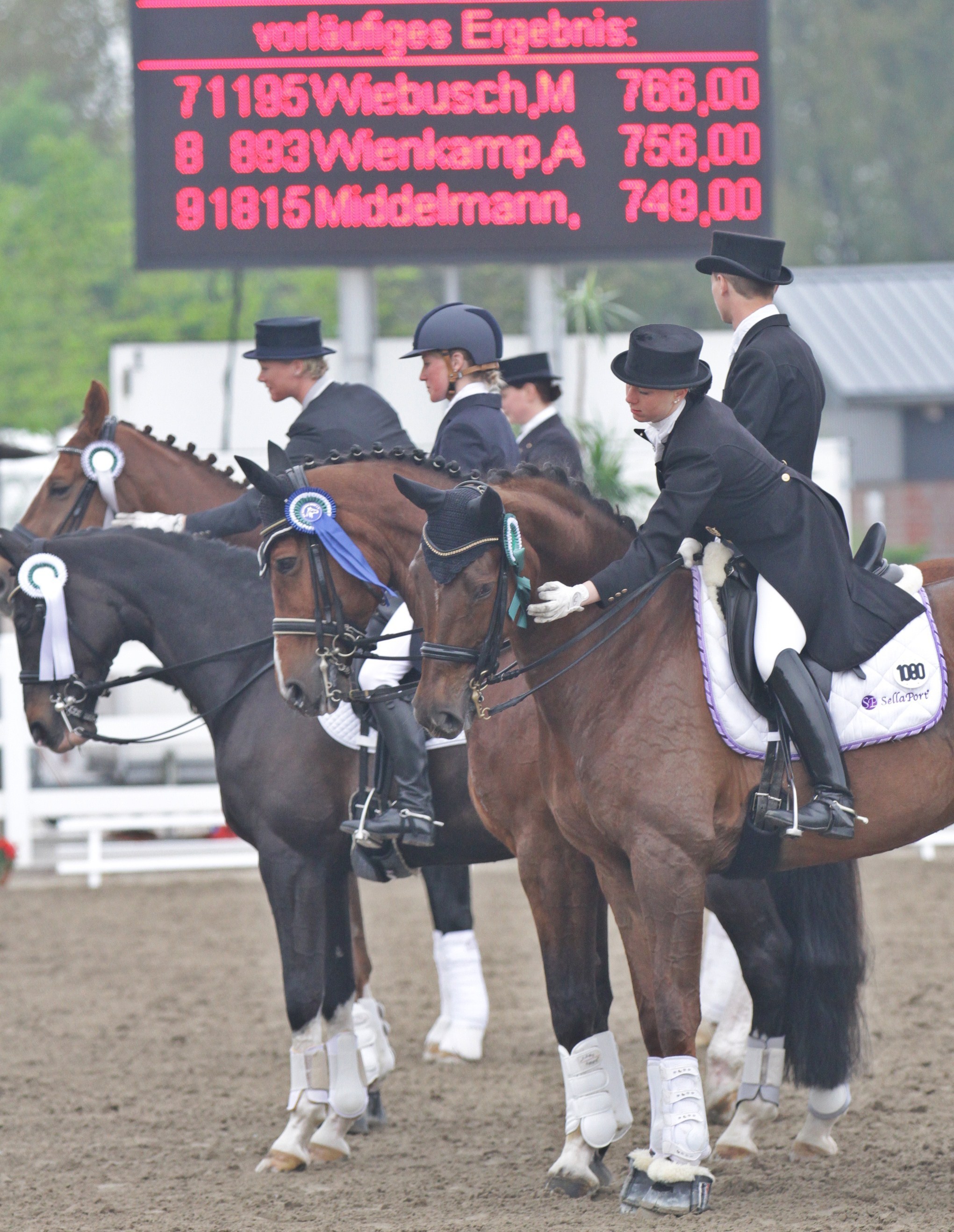 Ein Top-Turnierprogramm unter optimalen Bedingungen für Reiter und Pferde erlebte das Reitsportzentrum Massener Heide beim Neunten Reit- und Springturnier. Fast 60 Prüfungen mit 1.200 Reitern verfolgten die rund 100 Tsd. Gäste, vom Führzügelwettbewerb bis zur Qualifikation zum Bundeschampionat und Sichtungsprüfungen zur Deutschen Meisterschaft.