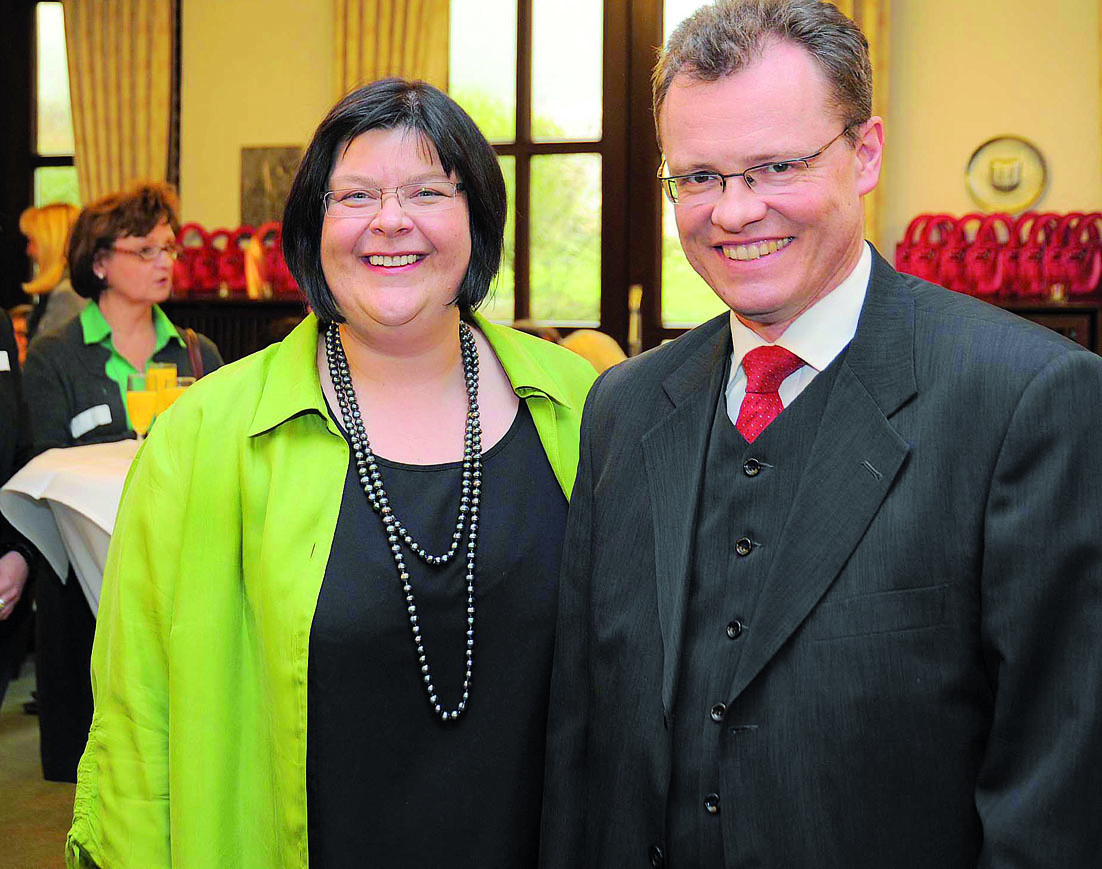 Karin Budahn-Diallo bei ihrer Amtseinführung mit Bürgermeister Dr. Michael Heidinger.