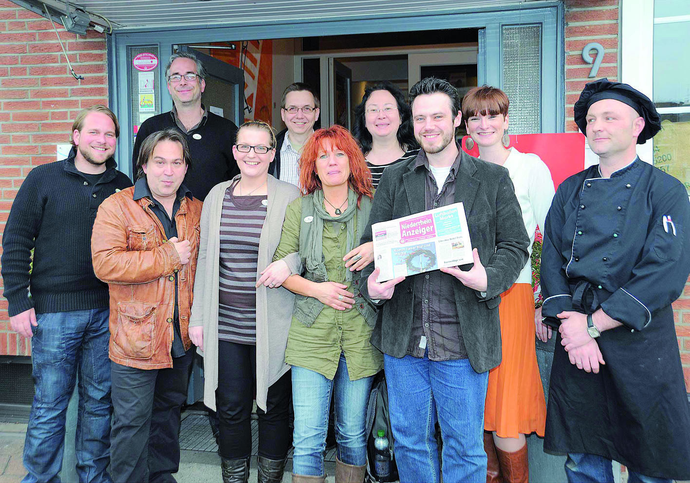 Die LHP-Autoren und die Teams von Art Inn und Niederrhein Anzeiger (v.li.): Harald Gerhäußer, Adnan Köse, Ingo Knosowski, Ramona Breder, Hans Jürgen Rüffert (Art Inn), Jess Geiger, Caro Dai (NA), Oliver Peters, Sarah Leukel (NA) und Ingo Wagner (Art Inn).