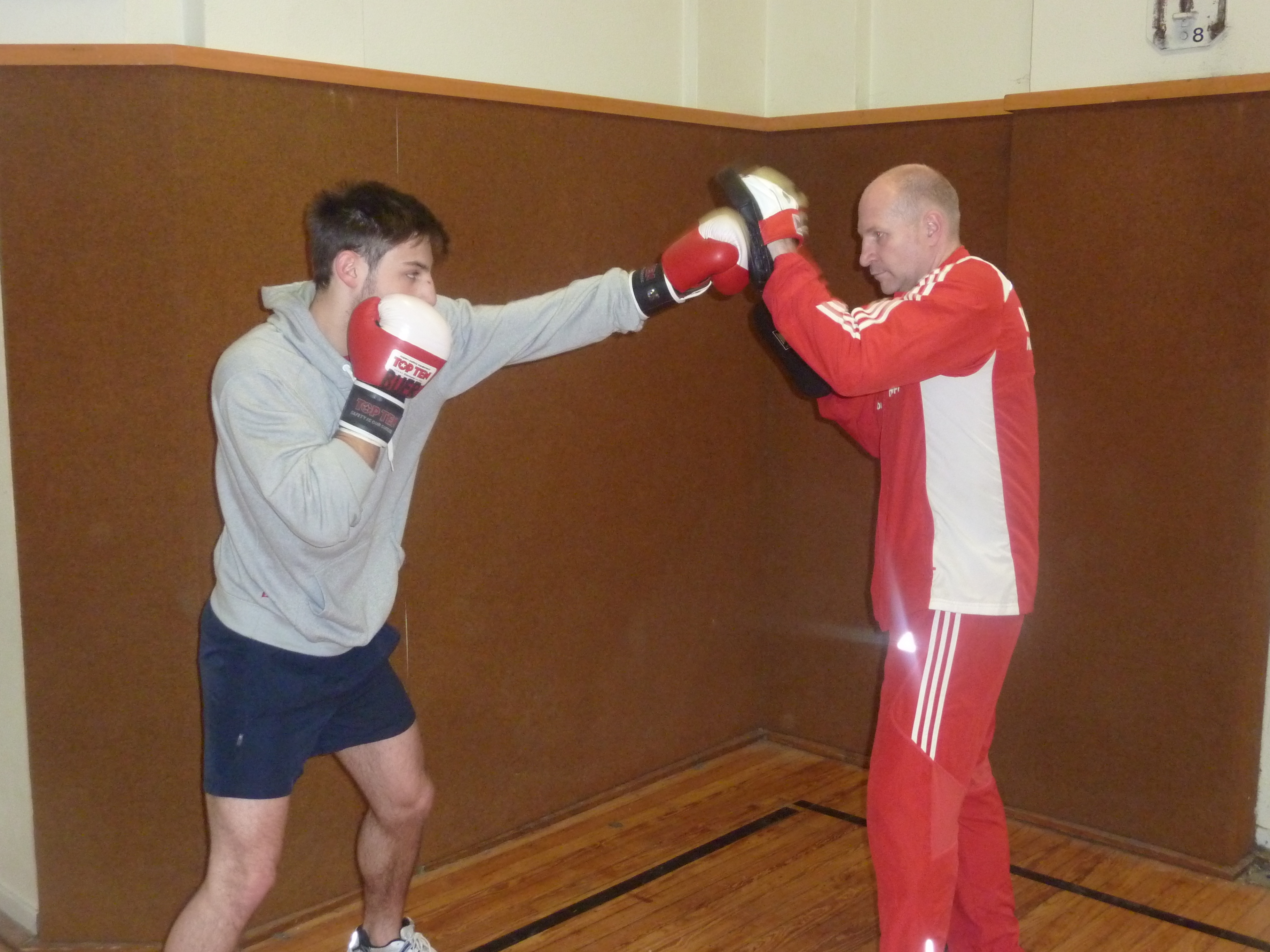 Mittelgewichtler Marcel Zimmermann bei der Pratzenarbeit mit Trainer Andreas Wendt
