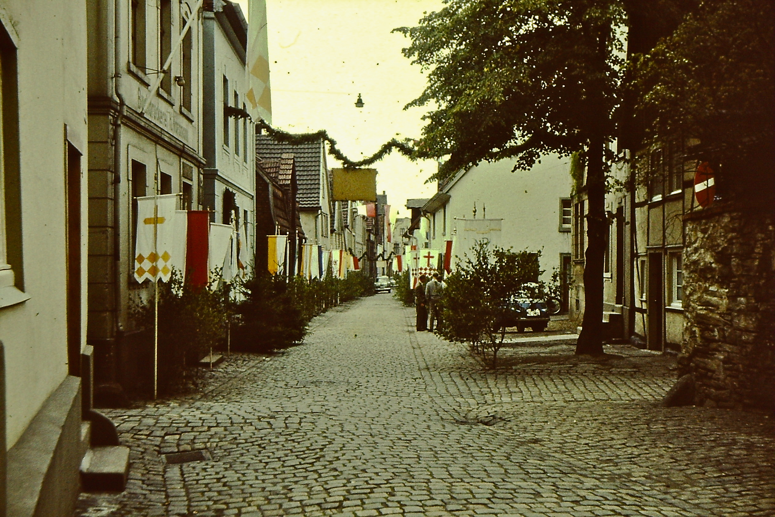 Noch mit alten Kopfsteinpflaster und Hängelampen.
