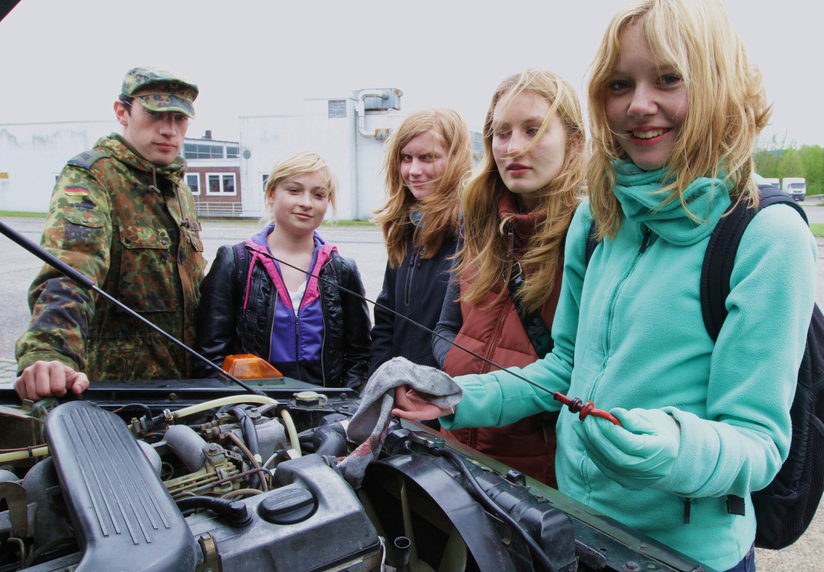 Von Männern zwar dominiert, aber ein absoluter Männerberuf ist der Dienst in der Bundeswehr nicht. In der Glückauf-Kaserne Königsborn ist jeder Zehnte eine Frau in Uniform. Beim Girl´s Day schnupperten jetzt 120 Schülerinnen in die Aufgabenfelder der Truppe in Grün, mit oft ernüchternden Einsichten für die eigene Berufswahl.
