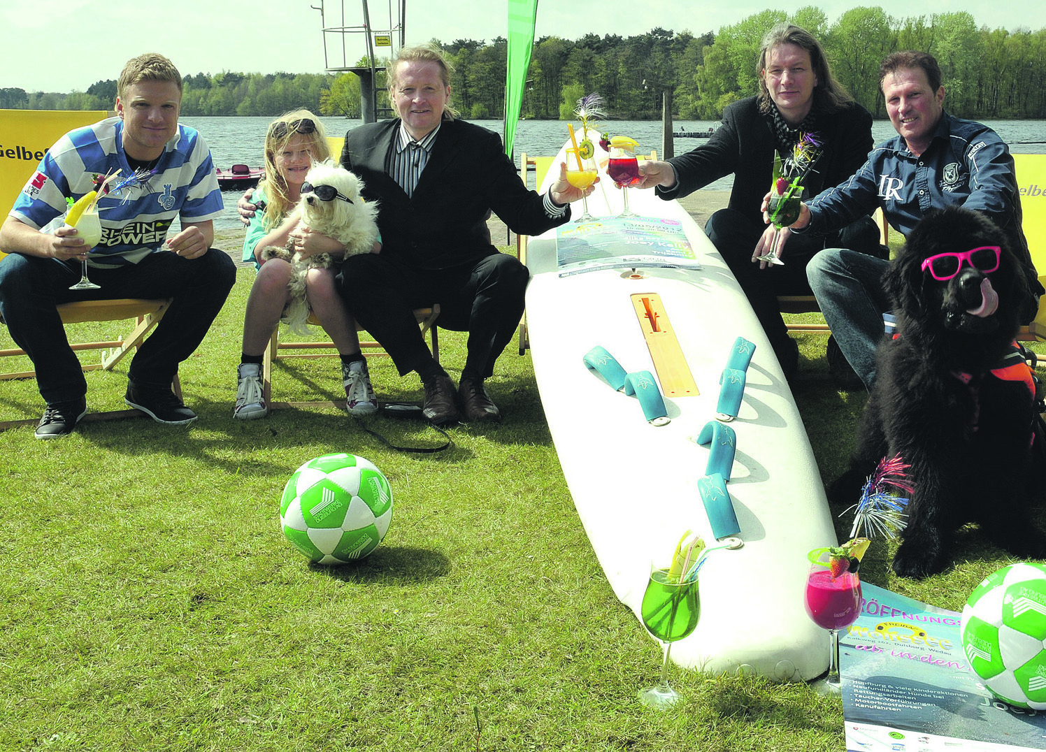 V.l.: MSV-Publikumsliebling Tobias Willi, Kids-Reporter Sandrine, Joey Kelly, Moderator Guido Jansen und Frank Skrube (Vorsitzender des Badbetreibers DJK SV Poseidon Duisburg). Foto: Gohl