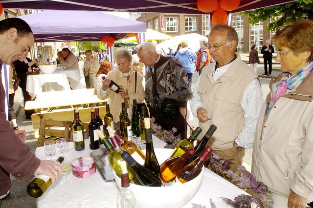 Winzer und Weinhändler präsentieren edle Tröpfchen.