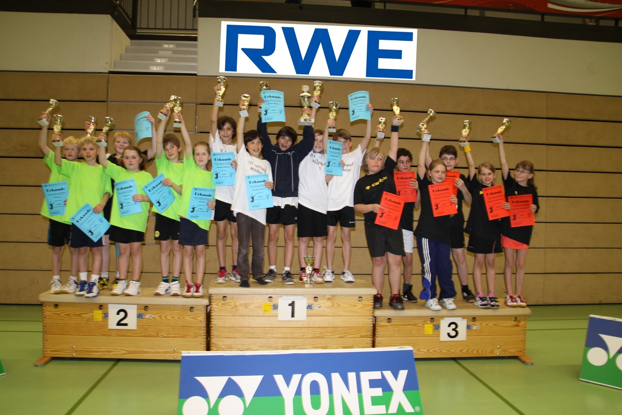 Die Sieger des B-Feldes: NRW-Stützpunkt Mülheim 2 vor 1. BC Beuel 1 und und Rheinland / Foto: Wolfgang Brodowski