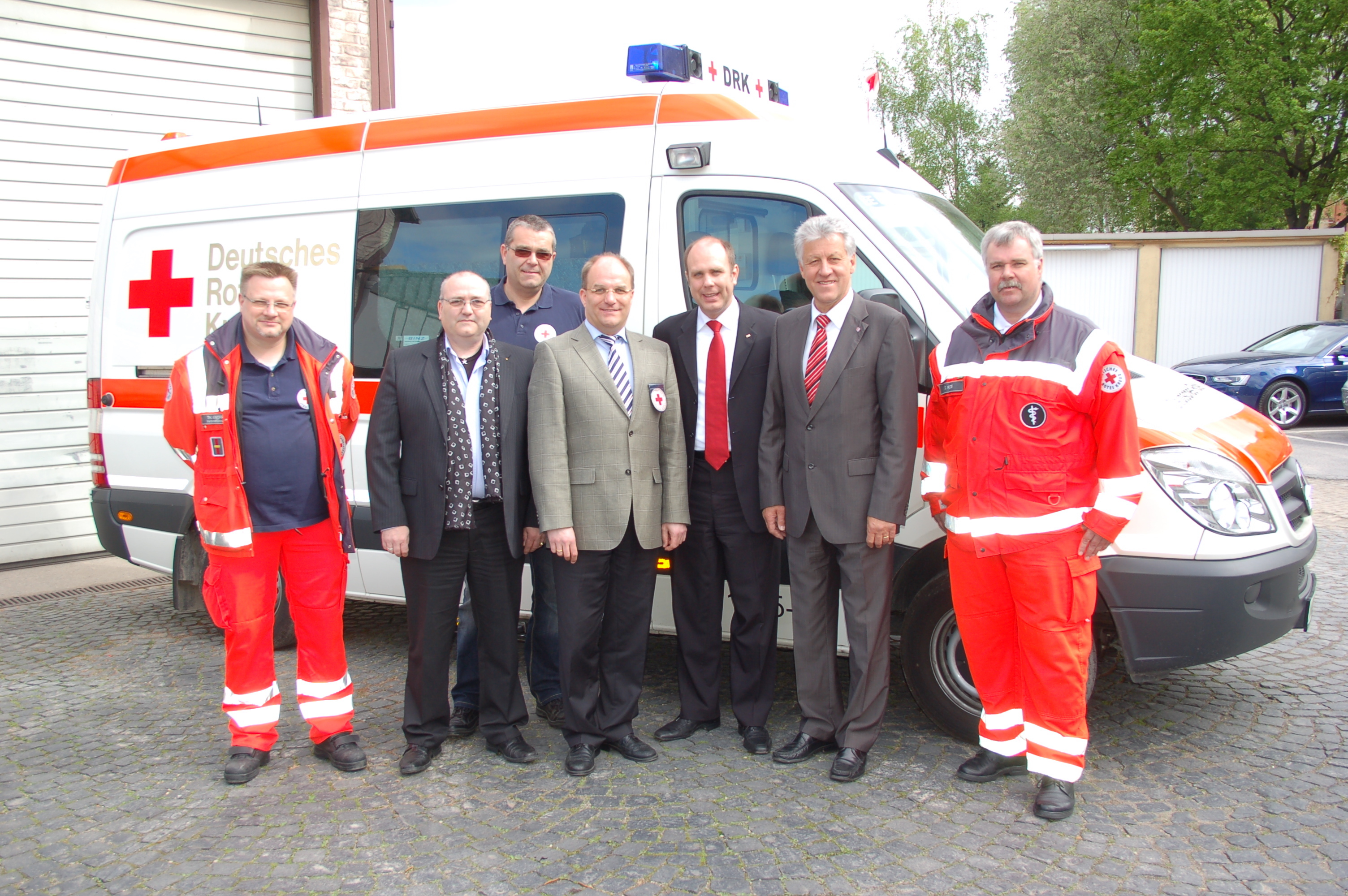 orsten Knopp (Katastrophenschutz-Sachbearbeiter), Lutz Heuser (2. Vorsitzender DRK im Ennepe-Ruhr-Kreis, Kreisverband e.V.), Wilm Ossenberg Franzes (Kreisrotkreuzleiter), Dr. Sascha Rolf Lüder (Rotkreuzbeauftragter), Dr. Georg Butterwegge (Präsident DRK-Kreisverband Witten e.V.), Dr. Arnim Brux (Landrat) und Stefan Rose (stv. Rotkreuzbeauftragter) - v.l.n.r. -