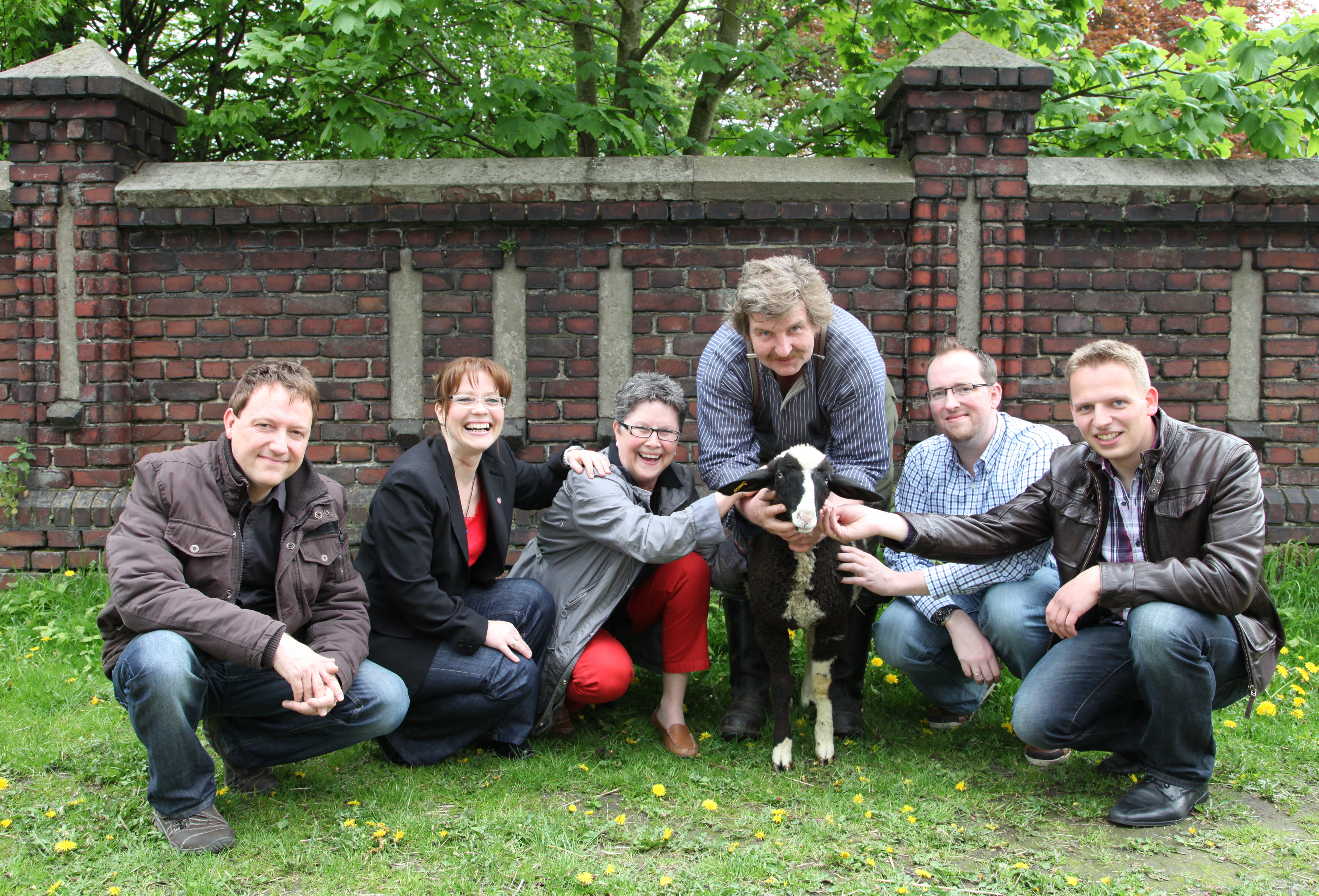 Wir sind Schafpaten: Holger Borgstedt, Heike Reimers, Heidi Reichert, Holger Schmälzger und Daniel Magalski vom Lüner Anzeiger mit Schäfer Thomas Konze (Mitte) und dem noch namenlosen Schaf.
