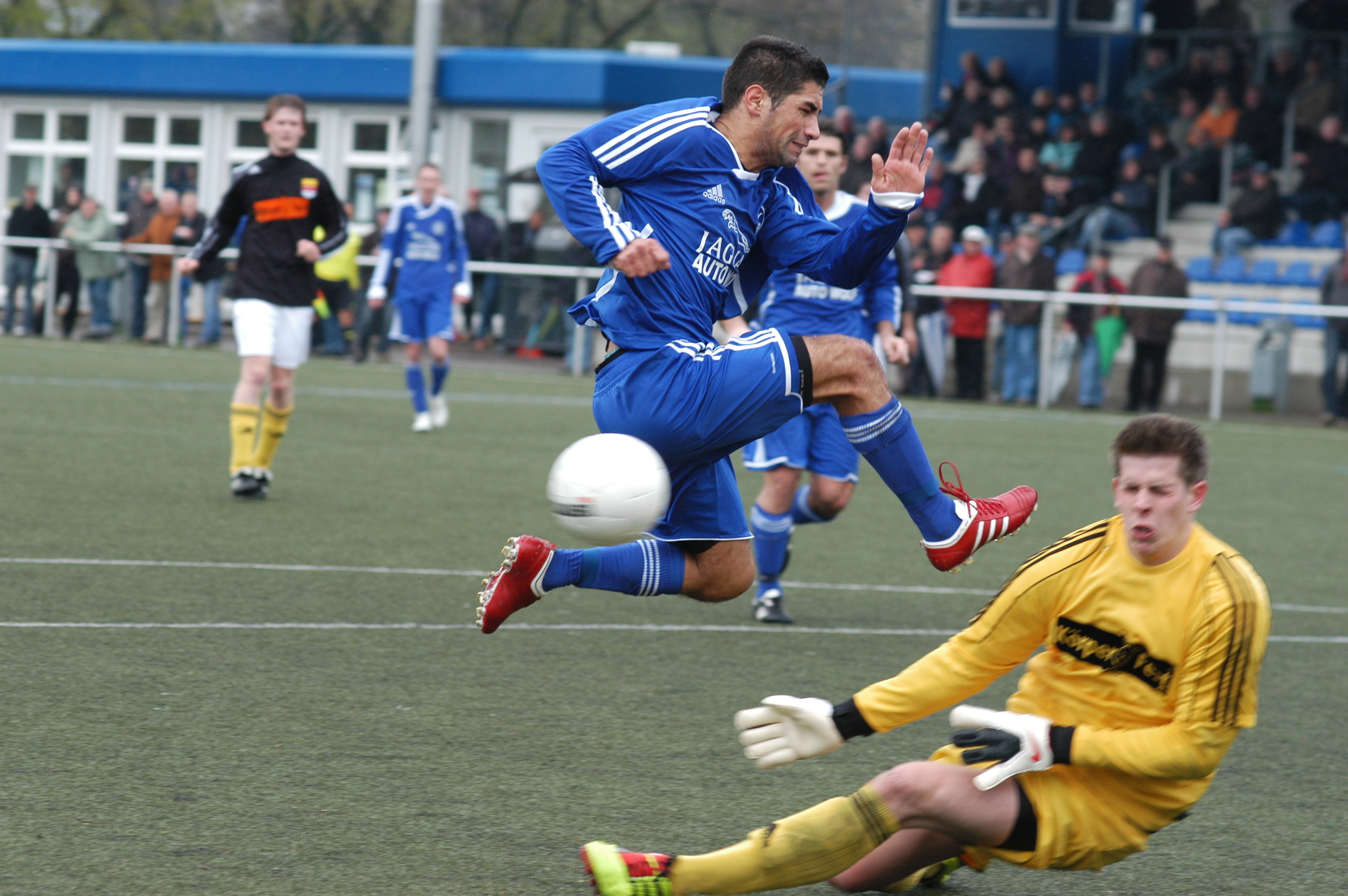 Hürdenläufer Ercan Kacar (li.) vergisst leider einmal mehr den Ball. Der TSV Marl-Hüls sucht vor der Partie gegen Heiden nach seiner Form.