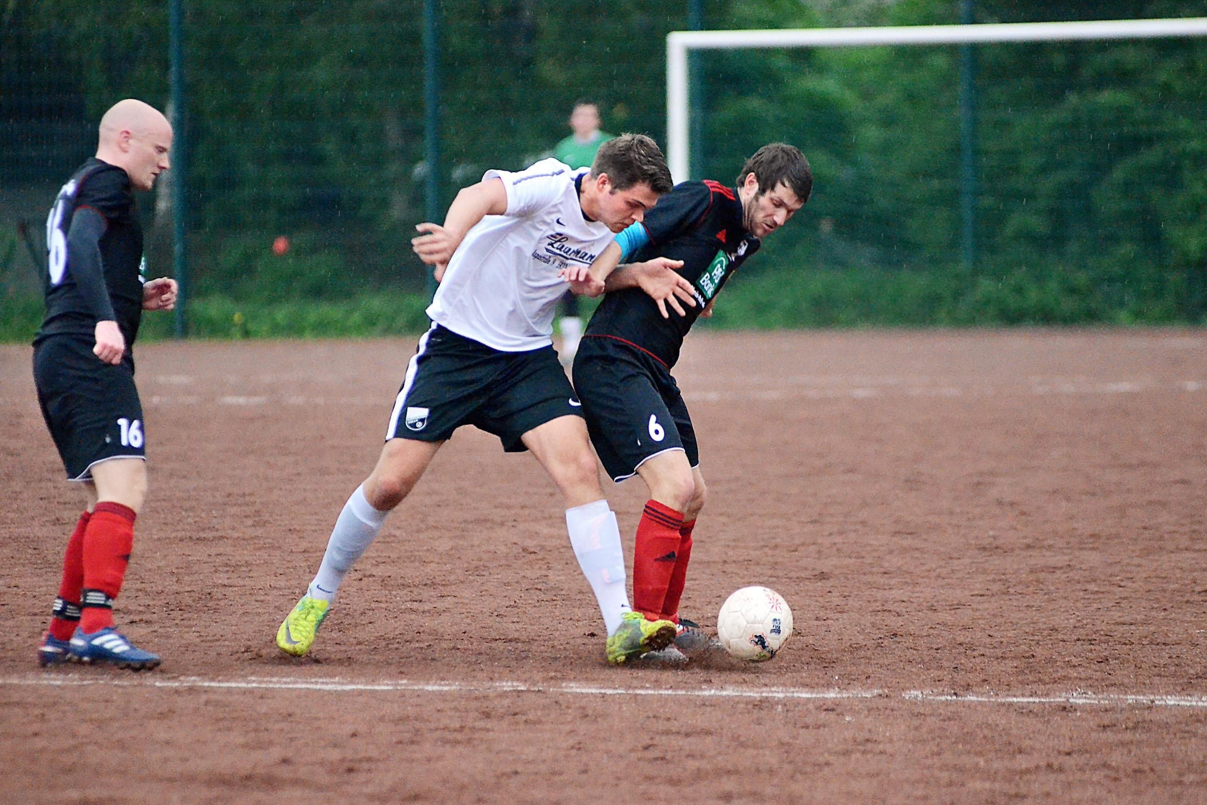 Nur selten wie hier im Bild konnten sich die Körner (in dunkler Spielkleidung) behaupten. Mit 1:8 ging der TuS gegen den FC Nordkirchen unter.
