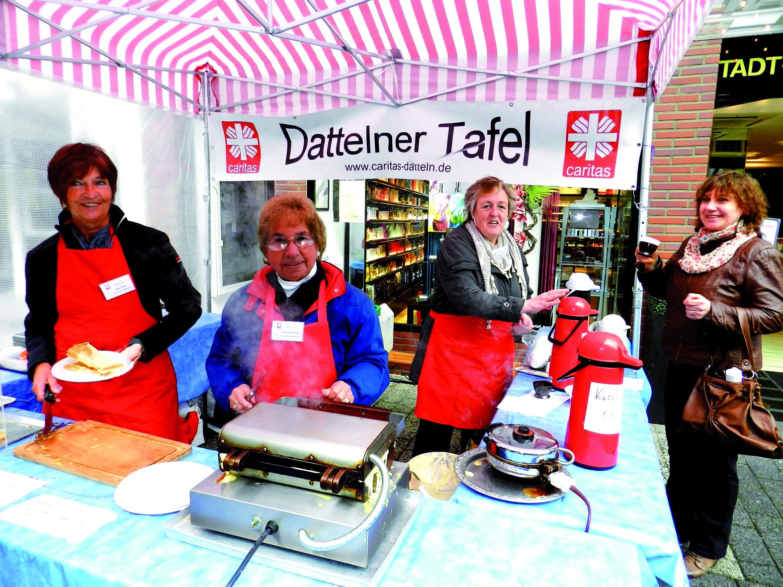 Waffeln backen, Spenden sammeln und informieren - diese Aufgabe übernehmen die ehrenamtlichen Mitarbeiterinnen der Dattelner Tafel (v.l.) Gabi Klein, Christel Fischer und Bärbel Biehl. Foto: Pospiech