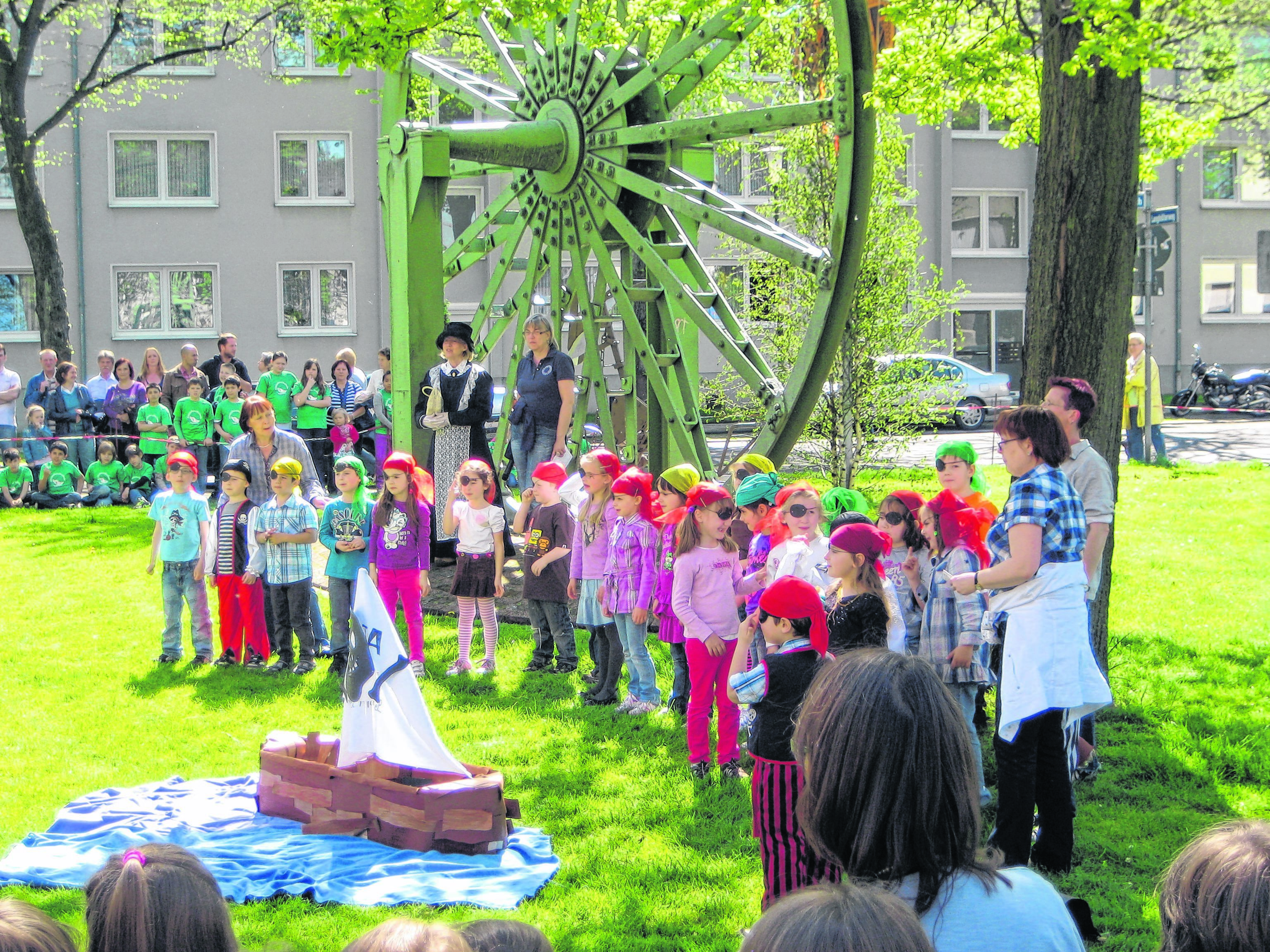 Maibaumaufstellung auf dem Dorfplatz Dellwig. Foto: BVV
