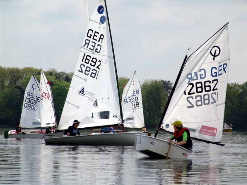 Jugendliche Segler während der Spaßregatta