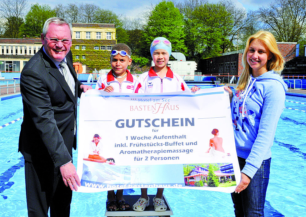 Der Reisegutschein ist bereits da, jetzt möchte Uwe Rotzoll (links, Prokurist der Volksbank Ruhr-Mitte) nur noch den Namen des glücklichen Gewinners des Telefongewinnspiels eintragen, das der STADTSPIEGEL Gladbeck mit Unterstützung des VfL Gladbeck und der „Volksbank Ruhr-Mitte“ jetzt durchführt.