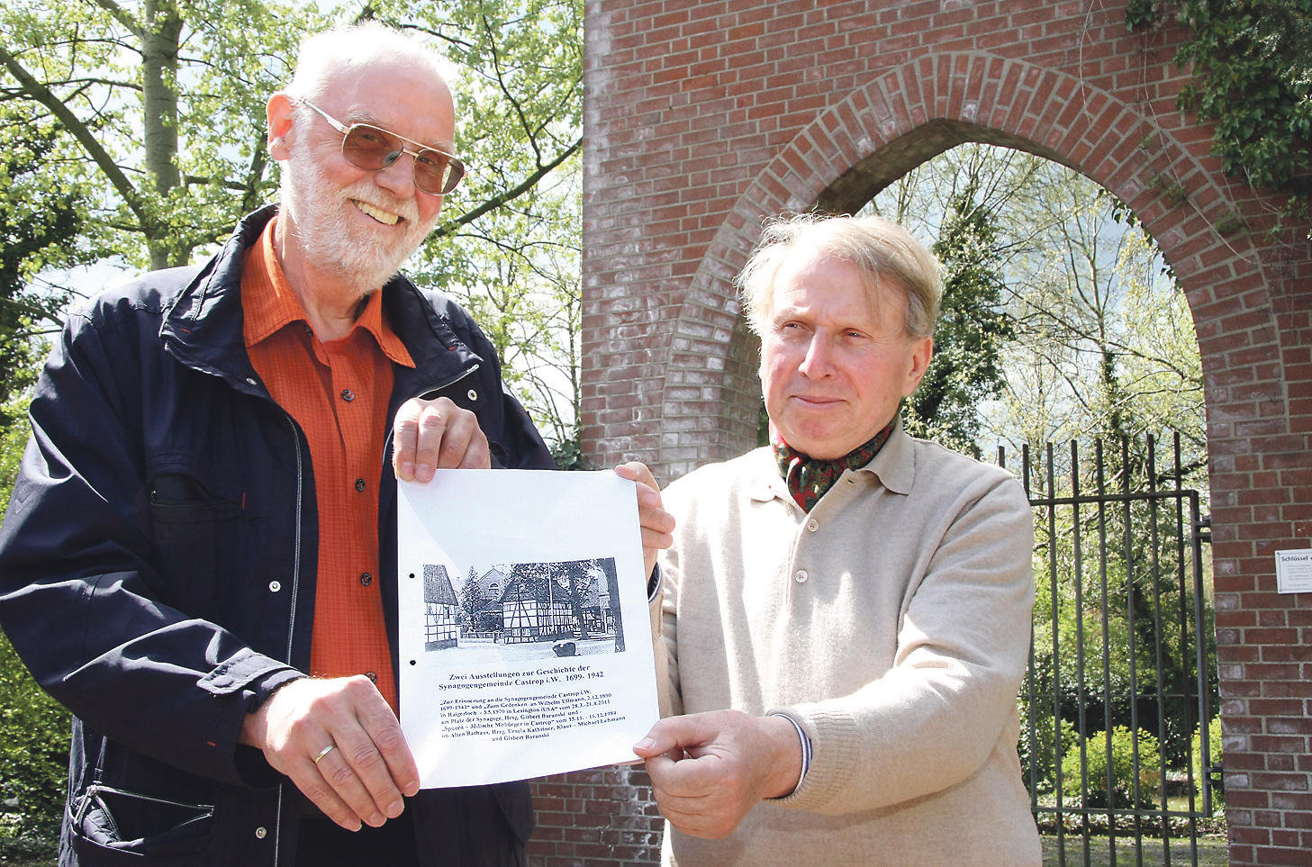 Ulrich Werkle und Gisbert Baranski (v.l.) haben gemeinsam eine neue Internetseite über die Synagogengemeinde Castrop-Rauxel ins Leben gerufen. Foto: Thiele