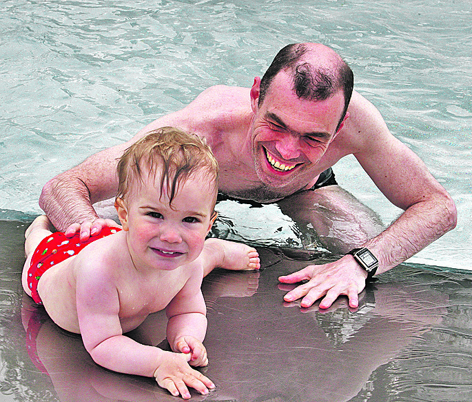 Heiß begehrt ist in Sprockhövel auch immer das Babybecken. Papa Jens Gloerfeld planscht hier mit seinem Sohn Ben (20 Monate) Foto: Sander