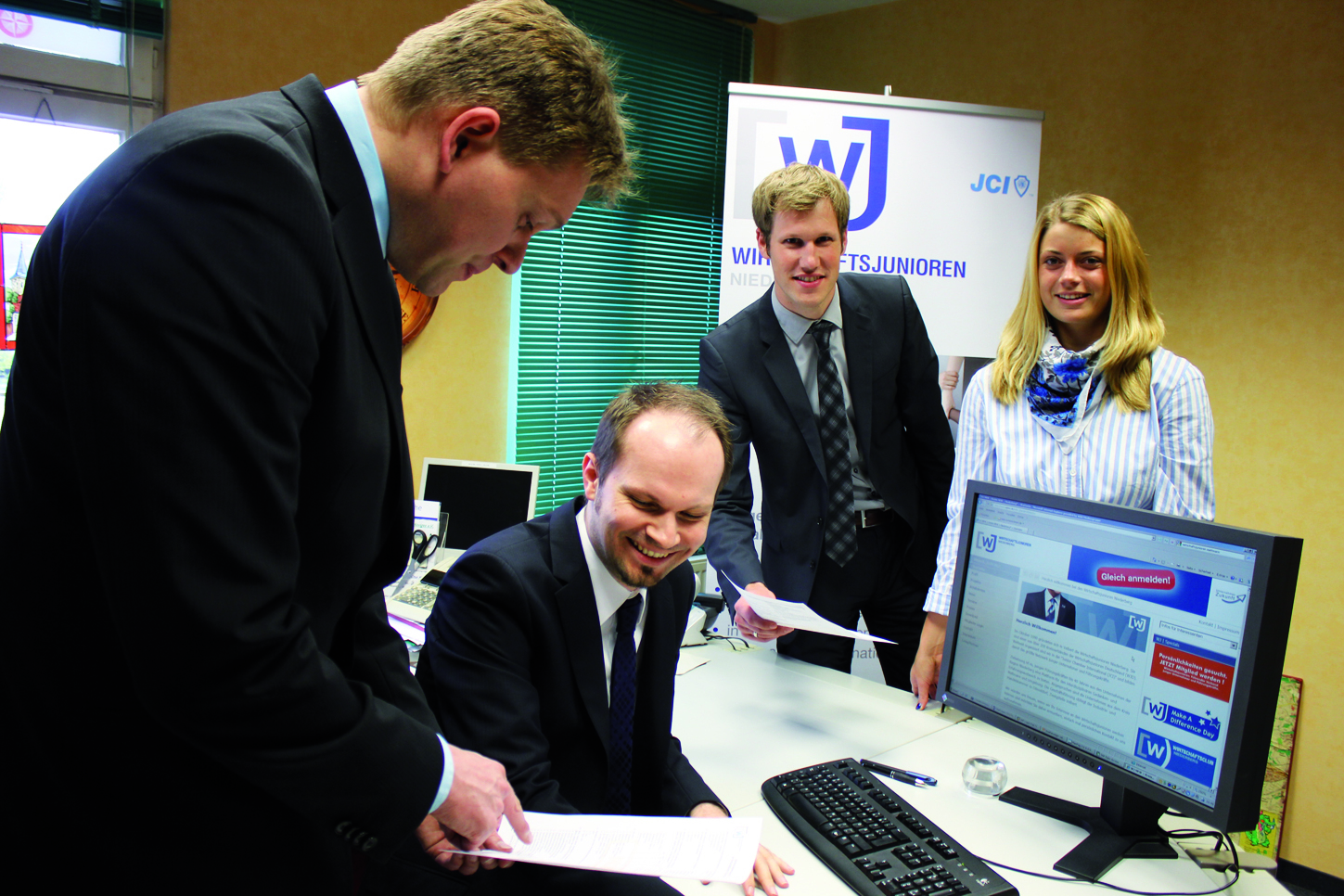 Stefan Mülders (von links), Stefan Kemper, Tobias Terworth und Tina Schmidt von den Wirtschaftsjunioren Niederberg hoffen auf eine große Beteiligung bei der Bevölkerungsbefragung.