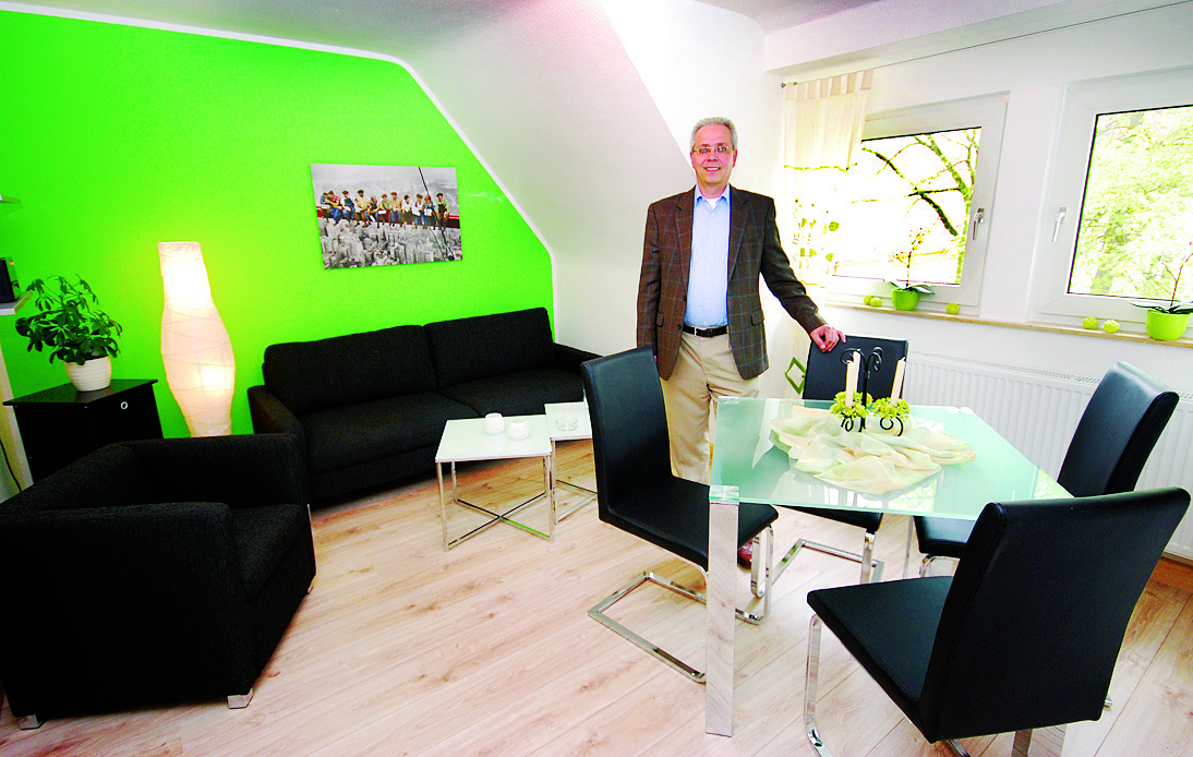 Henning Pohl von der Voerder Baugenossenschaft freut sich über die neue Auszeitwohnung.Foto: Schneidersmann
