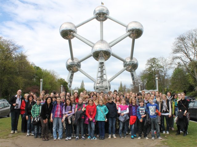 Steeler Kinderchor vor dem Atomium