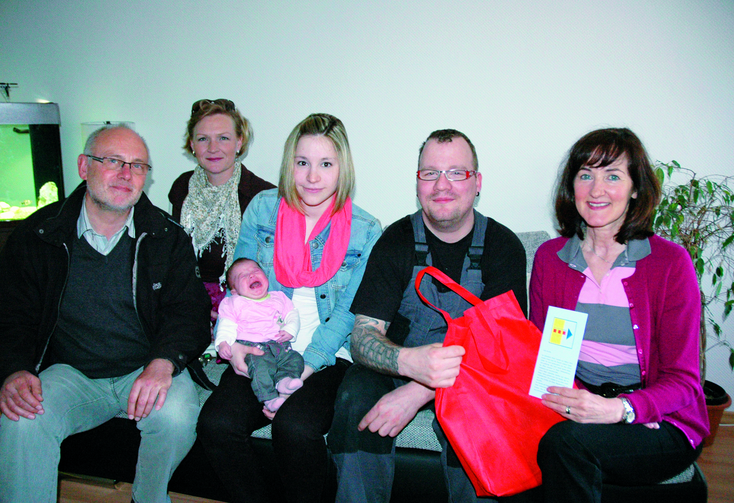 Denise Höring-Heß und Markus Höring freuten sich mit Sophia Maria über den Besuch von Ulrich Schewe und den Familienlotsinnen Anja Kardell und Monika Klaus-Brintrup.