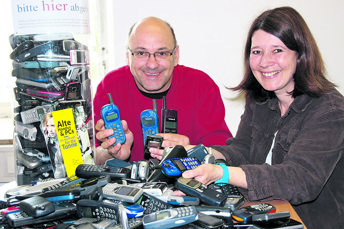 Hüten ihren Handy- „Schatz“: Stefan Welzel (Biologische Station Östliches Ruhrgebiet) und Silke Gerstler (Verbraucherberatung Herne). WB-Foto: B. W. Pleuser
