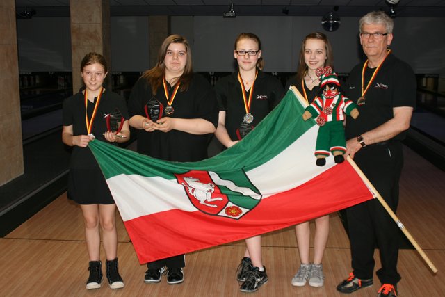 Silber im Team!! V.l. Saskia, Sandra, Lea, Nele und Trainer Bernd