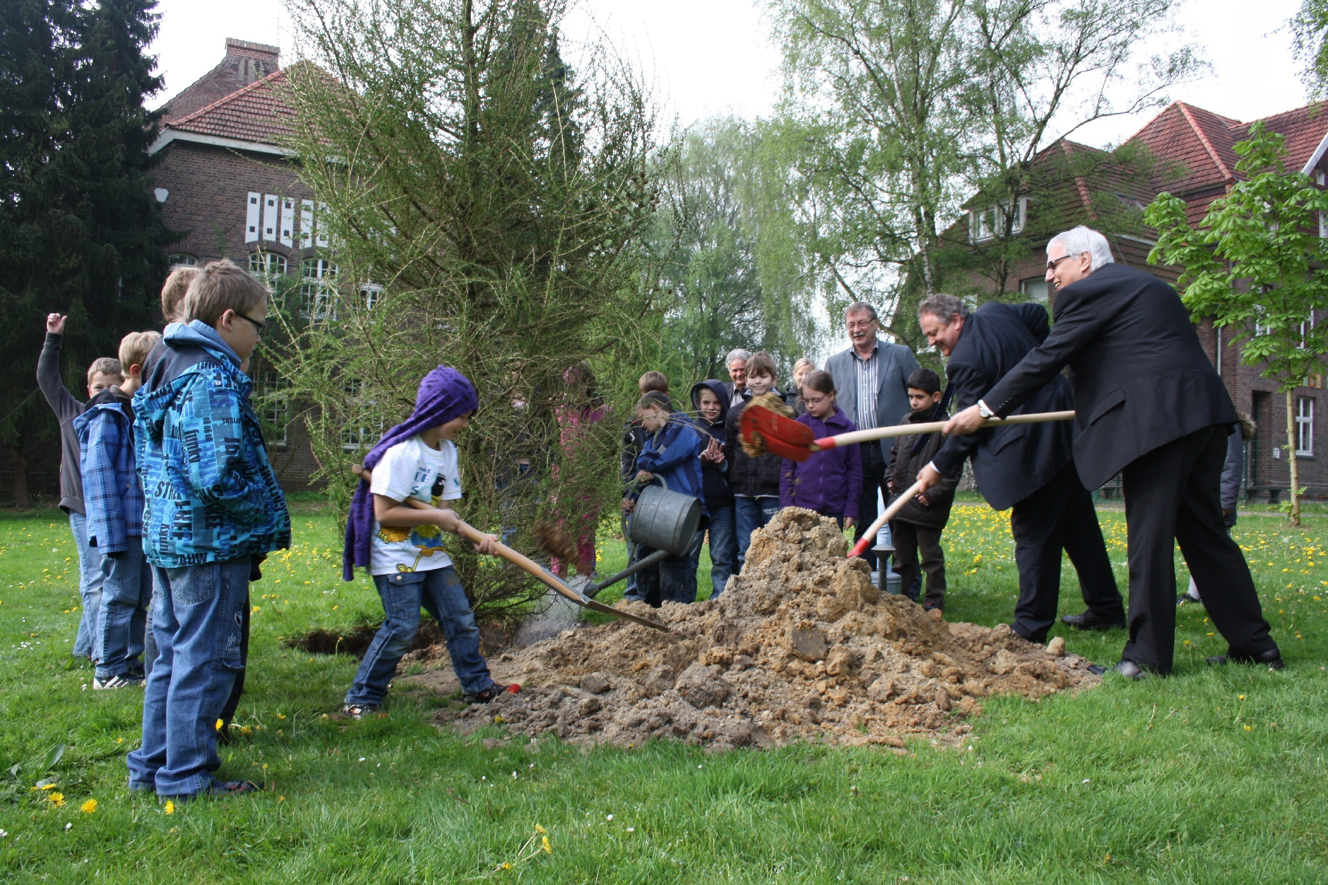 Bei der Baumpflanzaktion neben der LVR-Paul-Moor-Schule griffen der Bürgermeister der Gemeinde Bedburg-Hau Peter Driessen (1.v.r.) und der Kaufmännische Direktor der LVR-Klinik Bedburg-Hau Stephan Lahr (2.v.rechts) und gemeinsam mit Schülerinnen und Schülern der Paul-Moor-Schule zum Spaten.