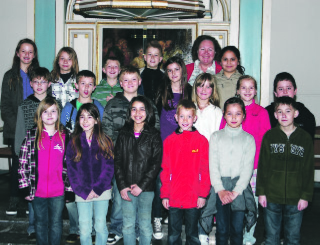 In der St. Georgs-Kirche machte die Klasse 4a der Grundschule Heggerfeld ebenfalls Station im Rahmen des Kulturrucksacks. Hier führte Presbyterin Gisela Niemke die Grundschüler, im Bild mit Klassenlehrerin Hannelore Hegemann vor dem Altar, durch die Kirche, ehe Nina Kliemke ihnen die Möglichkeit gab, durch kleine Aufgaben das Gehörte und Erlebte zu vertiefen. Foto: Römer