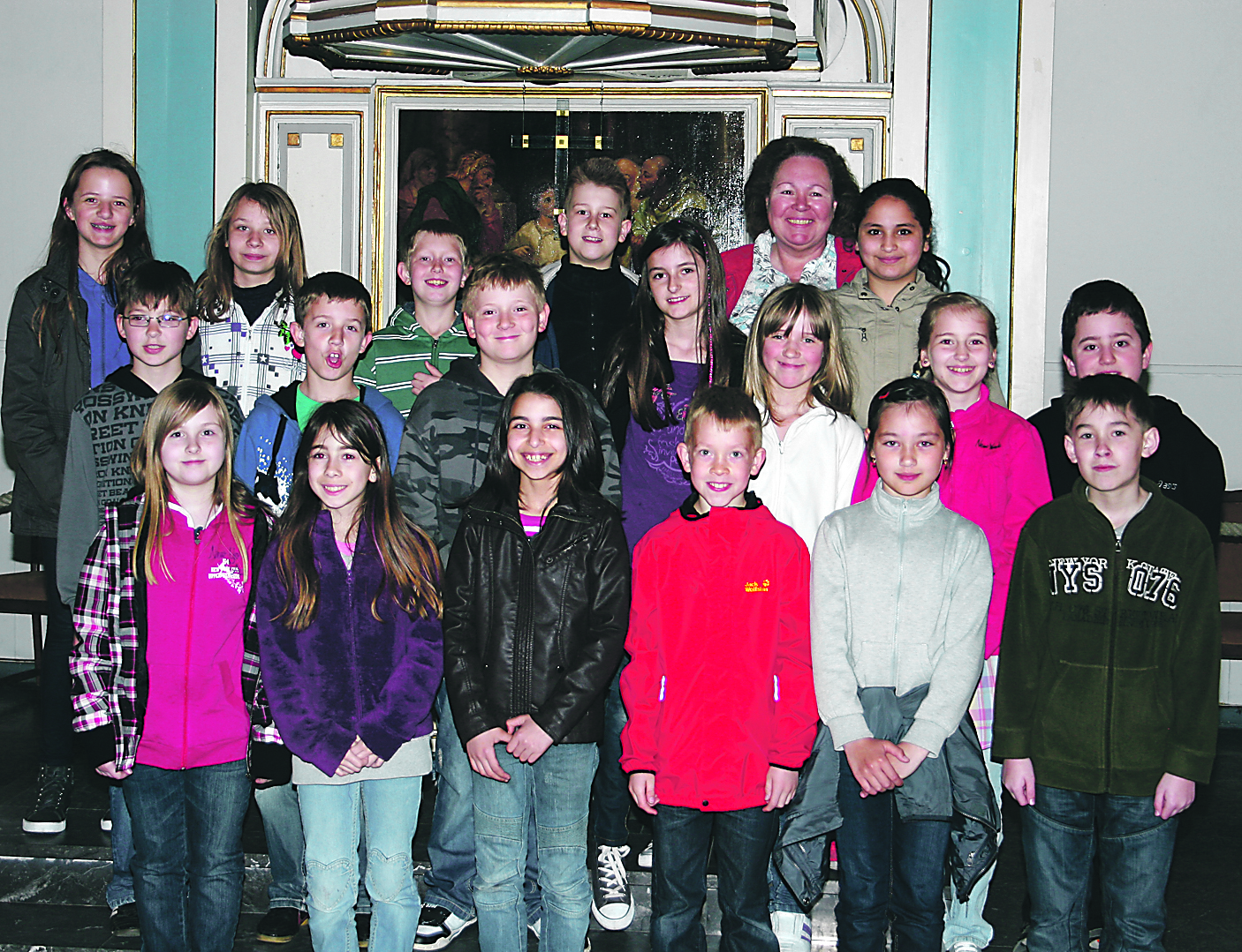 In der St. Georgs-Kirche machte die Klasse 4a der Grundschule Heggerfeld ebenfalls Station im Rahmen des Kulturrucksacks. Hier führte Presbyterin Gisela Niemke die Grundschüler, im Bild mit Klassenlehrerin Hannelore Hegemann vor dem Altar, durch die Kirche, ehe Nina Kliemke ihnen die Möglichkeit gab, durch kleine Aufgaben das Gehörte und Erlebte zu vertiefen. Foto: Römer