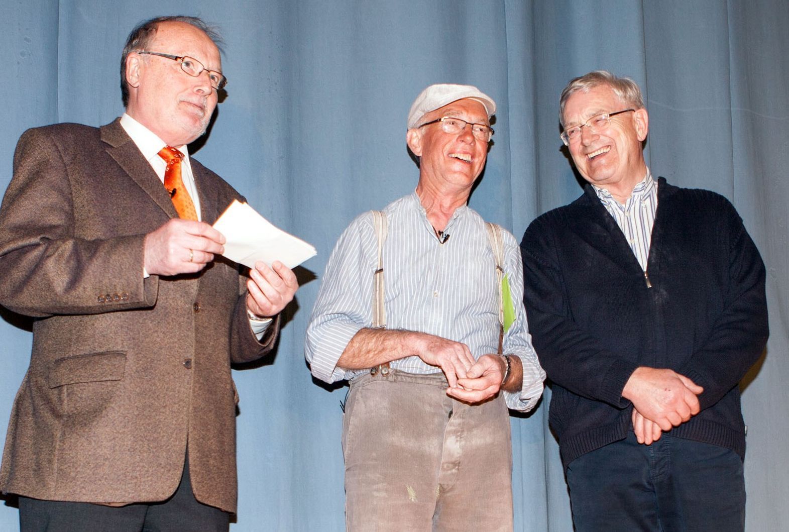Das Foto zeigt von links nach rechts: Vorsitzender Edmund Raadts, Jubilar Karl Gerritzen, Spielleiter Franz-Josef Bünis