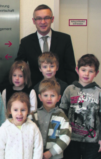 Oliver Kern mit einigen Kindern des VKJ-Kinderhaus der Kleinen Füße. Foto: Archiv