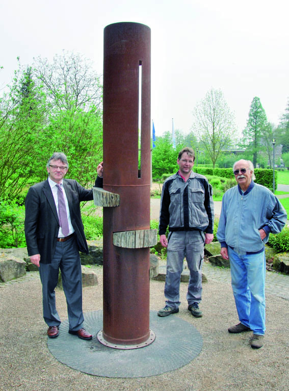 Dr. Kurt Kreiten von der Wasserburg Rindern, mit "Licht-Meister" Andreas Maaßen vom Technischen Dienst und Pierre Theunissen.